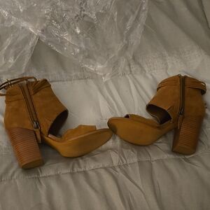 Crown Vintage Women's Tan Block Heel Sandals